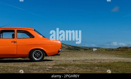 Farbbild einer orangefarbenen Ford-Eskorte Stockfoto