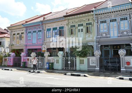 Blick auf die farbenfrohen Peranakan Houses, historische Shophouses, die auf traditionellen Holzhäusern aus Südchina in der Gegend von Eunos, Singapur basieren Stockfoto