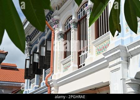 Aus nächster Nähe sehen Sie die farbenfrohen Peranakan Houses, historische Shophouses, die auf traditionellen Holzhäusern aus Südchina in der Gegend von Eunos, Singapur basieren Stockfoto