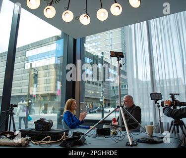 Glasgow, Gbr. 06. März 2023. *DOSSIER PIC* 23. März 2023. Die Ash Regan Leadership Campaign nähert sich dem Ende der letzten Wahlwoche vor dem Endergebnis am Montag. Glasgow, Schottland, Großbritannien. 6. März 2023 ABBILDUNG: Ash Regan MSP, Interview mit dem Journalisten Kevin McKenna im Stadtzentrum von Glasgow, bei dem Fragen von der Politik bis zur Persönlichkeit gestellt wurden. Kredit: Colin D Fisher/CDFIMAGES.COM Kredit: Colin Fisher/Alamy Live News Stockfoto