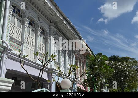Aus nächster Nähe sehen Sie die farbenfrohen Peranakan Houses, historische Shophouses, die auf traditionellen Holzhäusern aus Südchina in der Gegend von Eunos, Singapur basieren Stockfoto