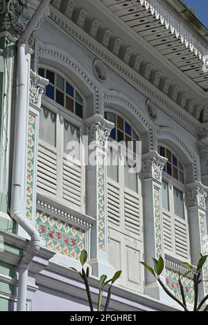 Aus nächster Nähe sehen Sie die farbenfrohen Peranakan Houses, historische Shophouses, die auf traditionellen Holzhäusern aus Südchina in der Gegend von Eunos, Singapur basieren Stockfoto