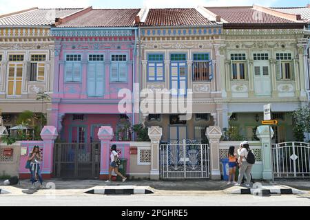 Blick auf die farbenfrohen Peranakan Houses, historische Shophouses, die auf traditionellen Holzhäusern aus Südchina in der Gegend von Eunos, Singapur basieren Stockfoto