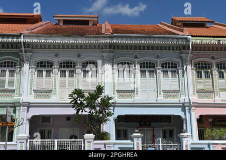 Aus nächster Nähe sehen Sie die farbenfrohen Peranakan Houses, historische Shophouses, die auf traditionellen Holzhäusern aus Südchina in der Gegend von Eunos, Singapur basieren Stockfoto