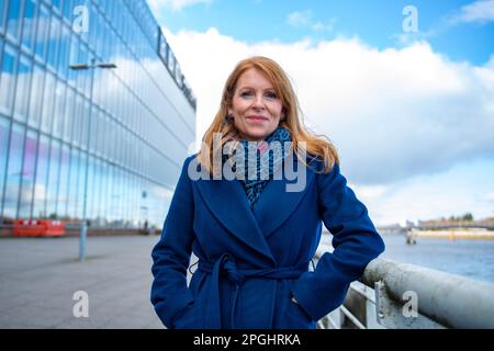 Glasgow, Gbr. 06. März 2023. *DOSSIER PIC* 23. März 2023. Die Ash Regan Leadership Campaign nähert sich dem Ende der letzten Wahlwoche vor dem Endergebnis am Montag. Glasgow, Schottland, Großbritannien. 6. März 2023 IM BILD: Ash Regan MSP, gesehen bei einem Spaziergang durch Glasgows Medien- und Konferenzviertel, am Fluss Clyde. Kredit: Colin D Fisher/CDFIMAGES.COM Kredit: Colin Fisher/Alamy Live News Stockfoto