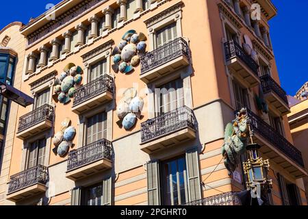 Casa Bruno Cuadros mit Sonnenschirmen an der Fassade von La Rambla, Barcelona, Katalonien, Spanien Stockfoto