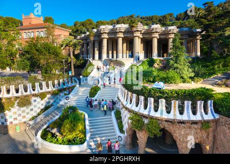 Blick auf Escalinata Monumental (Monumental Stairway) und den Hypostyle Park Güell in Barcelona, Spanien Stockfoto