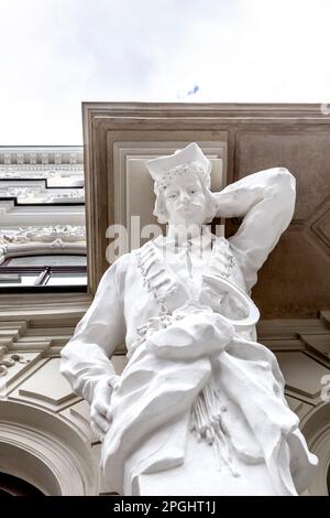 Skulptur des polnischen Krakauer in traditionellem Folkokleid mit Balkon, Rodryg Mroczkowski-Haus aus dem frühen 20. Jahrhundert, Mokotowska 57, Warschau, Polen Stockfoto