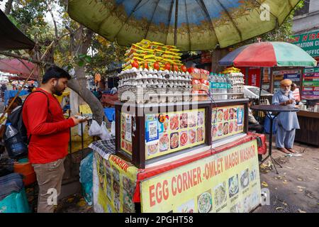 Omelette Straßenverkäufer mit paytm Logo für bargeldlose Bezahlung auf seinem Stand in Paharganj, Neu-Delhi, Indien Stockfoto