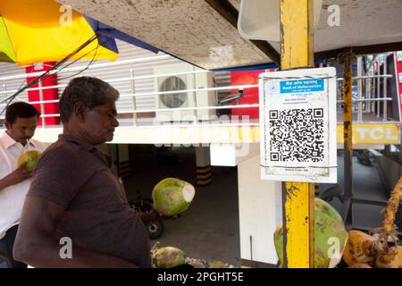 QR-Code für bargeldlose Zahlungen auf dem Stand eines Kokosnussverkäufers in Trichy, Tamil Nadu, Indien Stockfoto