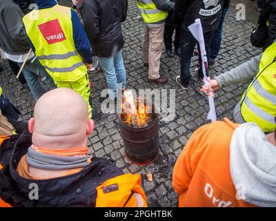 Berlin - 06. März 2023: Warnstreik vor den Toren der Berliner Stadtreinigungsgesellschaft mit orangefarbenem Rauch und winkenden Flaggen der Stockfoto