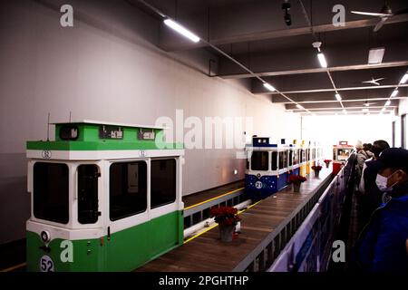 Koreaner und ausländische Reisende, die Passagiere sitzen, reisen mit der Sky Capsule Tram Haeundae Blue Line am Bahnhof Mipo zum Besuch von Haeundae Bea Stockfoto