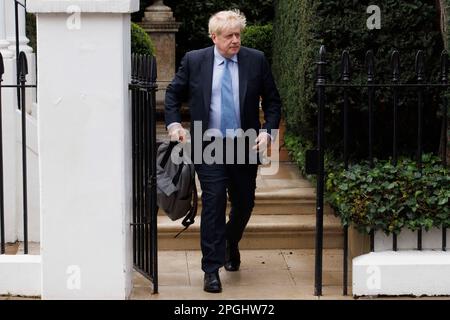 Der ehemalige Premierminister Boris Johnson verlässt sein Haus, um an einer Anhörung im Portcullis House teilzunehmen, um über die Partys in Nummer 10 befragt zu werden. Stockfoto