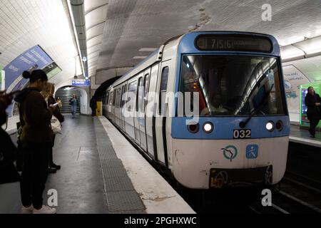 Paris, Frankreich. 23. März 2023. Die Menschen warten am 23. März 2023 an der Metro-Station Cadet in Paris auf den Zug, da neue Streiks und Proteste gegen die umstrittene Rentenreform der Regierung geplant sind. Foto: Raphael Lafargue/ABACAPRESS.COM Kredit: Abaca Press/Alamy Live News Stockfoto