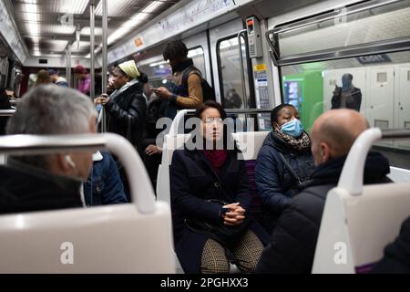 Paris, Frankreich. 23. März 2023. Menschen in einem Zug an der Metro-Station Cadet in Paris, am 23. März 2023, als neue Streiks und Proteste gegen die umstrittene Rentenreform der Regierung geplant sind. Foto: Raphael Lafargue/ABACAPRESS.COM Kredit: Abaca Press/Alamy Live News Stockfoto