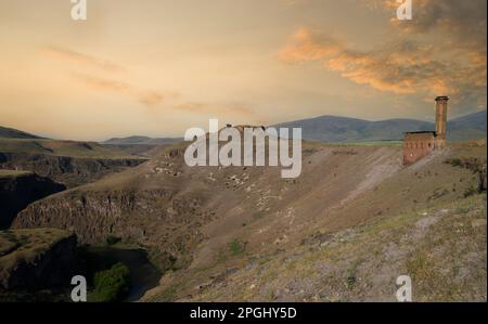 Die historische Kirche Saint Gregory of Abumarents bei Sonnenaufgang. Die antike Stadt Ani, die zum UNESCO-Weltkulturerbe gehört. Kars Provinz, Türkei Stockfoto