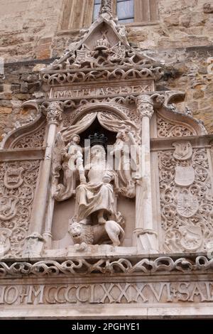 Bas Relief von König Matyas an der Fassade des Dominikanischen Klosters, das in das Hilton Hotel, Burgviertel, Budapest, Ungarn integriert ist Stockfoto