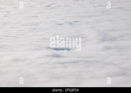 Morgenwolken über die Landschaft und die Berge über der Tschechischen Republik, die verschiedene Formationen auf der Grundlage von Temperatur, Druck und Luftstrom schaffen Stockfoto