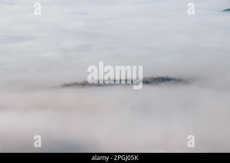 Morgenwolken über die Landschaft und die Berge über der Tschechischen Republik, die verschiedene Formationen auf der Grundlage von Temperatur, Druck und Luftstrom schaffen Stockfoto