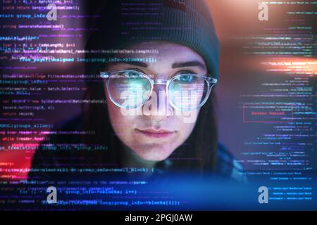 Doppelte Belichtung, Code- oder weibliche Hacker in dunklen Räumen in der Nacht für Codierung, Phishing oder Cybersicherheit. Datenbank, Programmierer oder Mädchen, die sich online in hacken Stockfoto