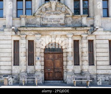 Stadtbild mit Trennbänken vor dem historischen High Court Gebäude, in hellem Sommerlicht in Kapstadt, Westkap, Südafrika Stockfoto