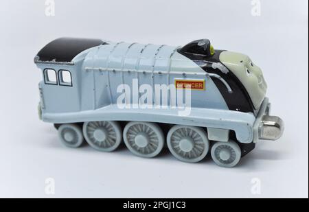 Ein die-Cast-Modell von Spencer aus der Serie „Thomas, der Tank, Lokomotive“ vor weißem Hintergrund Stockfoto