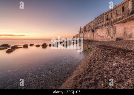 Die atemberaubende Landschaft des Ortigia Seeufers in Syrakus Sizilien bei Sonnenaufgang eines neuen Tages Stockfoto