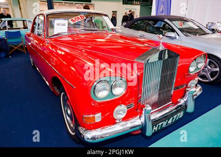 Dreiviertel Vorderansicht eines 1964, Red Rolls Royce Silver Cloud III, Two Door, Coupe, auf dem Hurst Park Stand, auf der London Classic Car Show 2023 Stockfoto