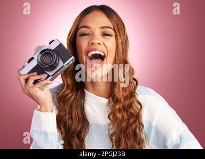 Fotografie, Porträt einer Frau mit Kamera und Lächeln im Studiohintergrund bei kreativen Reisen oder Modeaufnahmen. Kunst, professionell und glücklicher hispanic Stockfoto