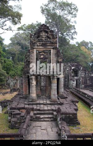 Kambodscha: Zweigeschossiges Gebäude, das möglicherweise als Kornspeicher genutzt und manchmal mit einer Bibliothek verwechselt wurde, Preah Khan (Tempel des Heiligen Schwertes). Preah Khan wurde im späten 12. Jahrhundert (1191) von Jayavarman VII erbaut und befindet sich nördlich von Angkor Thom. Der Tempel wurde an der Stelle erbaut, an der Jayavarman VII. 1191 den Sieg über die einmarschierenden Chams errichtete. Es war das Zentrum einer bedeutenden Organisation mit fast 100.000 Beamten und Bediensteten. Sie diente früher als buddhistische Universität. Die wichtigste Gottheit des Tempels ist die Bodhisatva Avalokiteshvara in Form von Jayavarmans Fathe Stockfoto