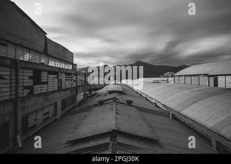 Innenräume und Maschinen, Anlagen, die sich in den Besitz einer stillgelegten, aufgegebenen Industrie zurückziehen, ehemalige Baumwollfabrik, industrielle Produktion Stockfoto