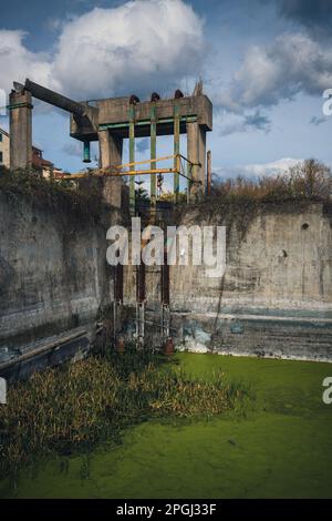 Innenräume und Maschinen, Anlagen, die sich in den Besitz einer stillgelegten, aufgegebenen Industrie zurückziehen, ehemalige Baumwollfabrik, industrielle Produktion Stockfoto