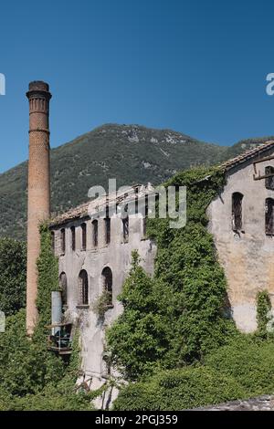 Innenräume und Maschinen, Anlagen, die sich in den Besitz einer stillgelegten, aufgegebenen Industrie zurückziehen, ehemalige Baumwollfabrik, industrielle Produktion Stockfoto