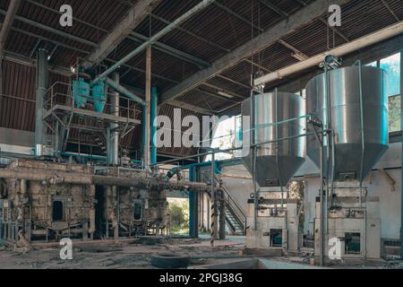 Innenräume und Maschinen, Anlagen, die sich in den Besitz einer stillgelegten, aufgegebenen Industrie zurückziehen, ehemalige Baumwollfabrik, industrielle Produktion Stockfoto