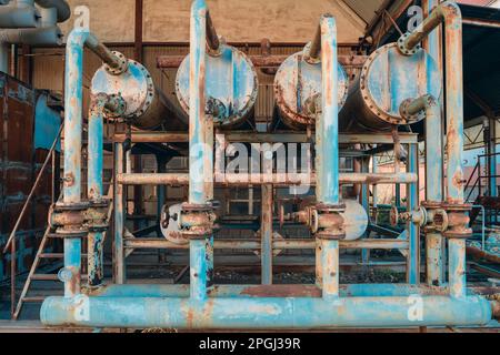 Innenräume und Maschinen, Anlagen, die sich in den Besitz einer stillgelegten, aufgegebenen Industrie zurückziehen, ehemalige Baumwollfabrik, industrielle Produktion Stockfoto