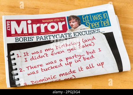 22. März 2023 Auf der Titelseite von Daily Mirror finden Sie eine Liste von Boris' Partygate-Ausreden... Stockfoto