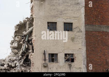 Beschädigtes Bauwerk vor der vollständigen Zerstörung Stockfoto