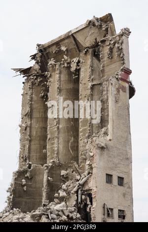 Beschädigtes Bauwerk vor der vollständigen Zerstörung Stockfoto