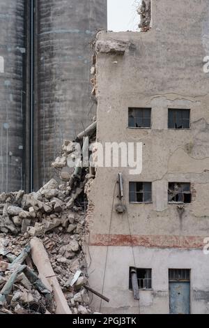 Beschädigtes Bauwerk vor der vollständigen Zerstörung Stockfoto