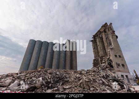 Beschädigtes Bauwerk vor der vollständigen Zerstörung Stockfoto