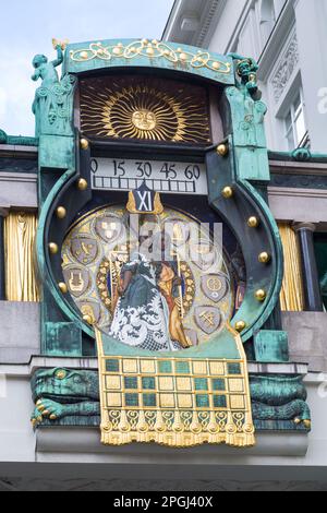 Wien, Österreich, Jugendstil Ankeruhr am Hohen Markt. Um 12 Uhr mittags findet die Parade der Figuren mit musikalischer Begleitung statt Stockfoto