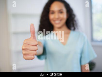 Selektiver Fokus auf Daumen, da Gesundheitsfachkraft Daumen nach oben gibt Stockfoto