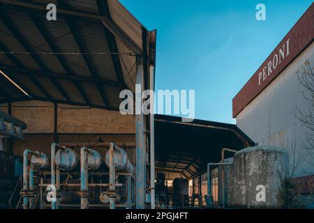 Eine Fabrik der marke peroni, die aufgegeben wurde und nicht mehr in Betrieb ist Stockfoto