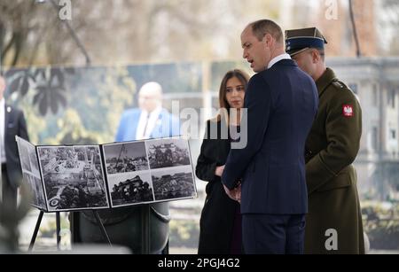 Der Prinz von Wales wird über das Grab des unbekannten Soldaten erzählt, ein Denkmal, das polnischen Soldaten gewidmet ist, die ihr Leben in Konflikten verloren, nachdem er einen Kranz legte, während seines Besuchs in Warschau, Polen. Bilddatum: Mittwoch, 22. März 2023. Stockfoto