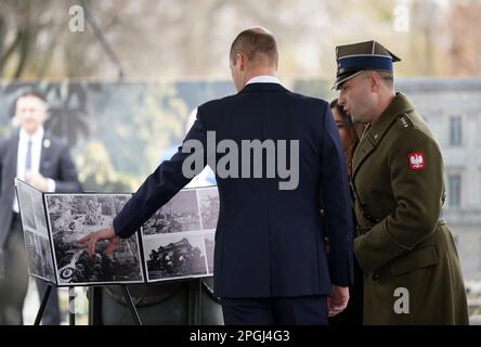 Der Prinz von Wales wird über das Grab des unbekannten Soldaten erzählt, ein Denkmal, das polnischen Soldaten gewidmet ist, die ihr Leben in Konflikten verloren, nachdem er einen Kranz legte, während seines Besuchs in Warschau, Polen. Bilddatum: Mittwoch, 22. März 2023. Stockfoto