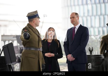 Der Prinz von Wales wird über das Grab des unbekannten Soldaten erzählt, ein Denkmal, das polnischen Soldaten gewidmet ist, die ihr Leben in Konflikten verloren, nachdem er einen Kranz legte, während seines Besuchs in Warschau, Polen. Bilddatum: Mittwoch, 22. März 2023. Stockfoto