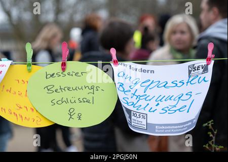 Dresden, Deutschland. 23. März 2023. Forderungen wie „Schlüssel für bessere Pflege“ hängen bei einer Kundgebung für den öffentlichen Warnstreik im „Großen Garten“ an der Leine. In mehreren Städten und Bezirken in Sachsen streiken Mitarbeiter des öffentlichen Sektors und Transportunternehmen. Kredit: Sebastian Kahnert/dpa/Alamy Live News Stockfoto