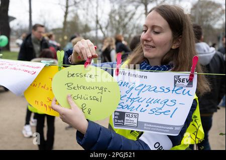 Dresden, Deutschland. 23. März 2023. Alexandra Pfeifer, Sprecherin des Sächsischen Lehrerverbandes, stellt bei einer Kundgebung für den öffentlichen Warnstreik im „Großen Garten“ Forderungen an die Leine. In mehreren Städten und Landkreisen in Sachsen legen Mitarbeiter des öffentlichen Sektors sowie in Transportunternehmen ihre Arbeit fest. Kredit: Sebastian Kahnert/dpa/Alamy Live News Stockfoto