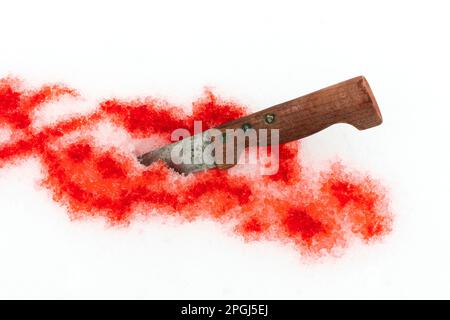 Ein Messer mit Holzgriff liegt auf einer weißen Oberfläche mit roten Spritzern, was auf eine Szene gewalttätiger Handlungen hindeutet Stockfoto