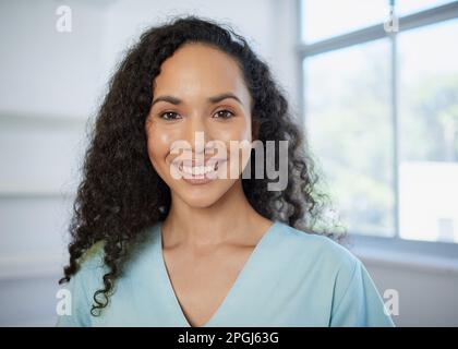 Portrait eines multiethnischen jungen Gesundheitsfachs mit Lockenhaar Stockfoto